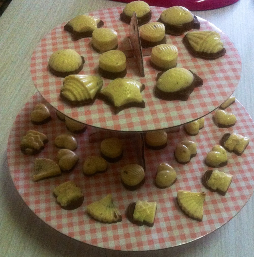 Bombones dos chocolates y avellana Bombones dos chocolates y avellana