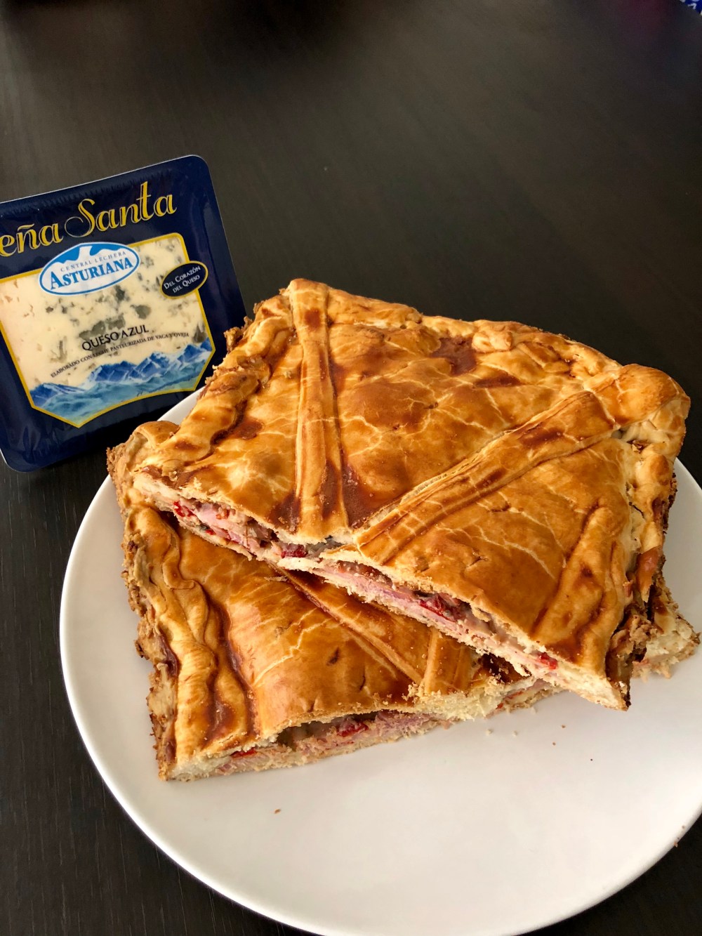 Empanada de lomo, pimientos y queso azul